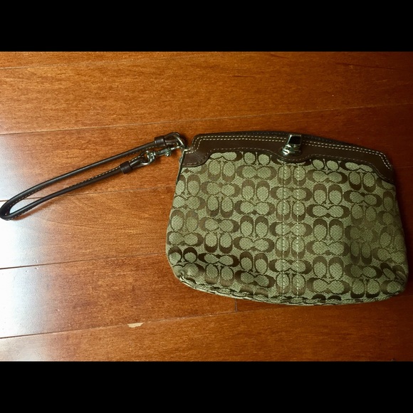 Medium Coach wristlet with silver clasp - Picture 4 of 4